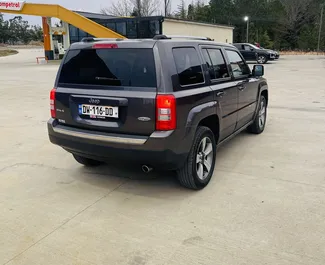 Jeep Patriot 2016 k dispozici k pronájmu v Kutaisi, s omezením ujetých kilometrů neomezené.