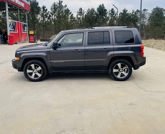 Interiér Jeep Patriot k pronájmu v Gruzii. Skvělé auto s 5 sedadly a převodovkou Automatické.