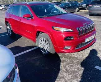 Priekinė automobilio, kurį nuomojate Jeep Cherokee Kutaisyje, Gruzija vaizdas ✓ Automobilis #15631. ✓ Pavarų dėžė Automatinis TM ✓ Atsiliepimai 0.