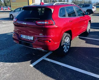 Jeep Cherokee nuoma. Komfortiškas, Visureigis, Krosas automobilis nuomai Gruzijoje ✓ Be užstato ✓ Draudimo pasirinkimai: TPL, SCDW, FDW, Vagystė, Jaunimas.