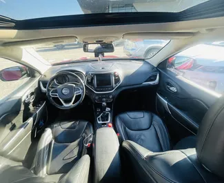 Jeep Cherokee 2017 galimas nuomai Kutaisyje, su neribotas kilometrų apribojimu.