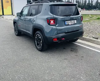 Interiér Jeep Renegade k pronájmu v Gruzii. Skvělé auto s 5 sedadly a převodovkou Automatické.