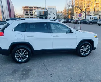 Jeep Cherokee nuoma. Komfortiškas, Visureigis, Krosas automobilis nuomai Gruzijoje ✓ Be užstato ✓ Draudimo pasirinkimai: TPL, SCDW, FDW, Vagystė, Jaunimas.