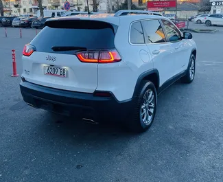 Jeep Cherokee 2020 galimas nuomai Kutaisyje, su neribotas kilometrų apribojimu.