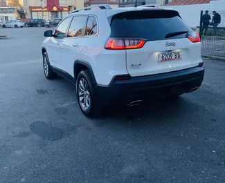 Jeep Cherokee salono nuoma Gruzijoje. Puikus 5 sėdimų vietų automobilis su Automatinis pavarų dėže.