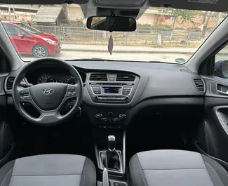 Interiér Hyundai i20 k pronájmu v Řecku. Skvělé auto s 5 sedadly a převodovkou Manuální.