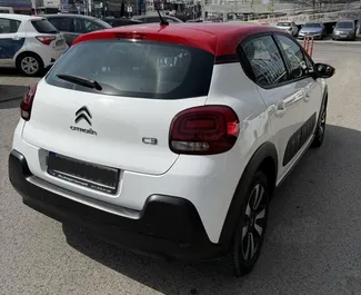 Vista frontal de un Citroen C3 de alquiler en Belgrado, Serbia ✓ Coche n.º 15829. ✓ Automático TM ✓ 0 opiniones.