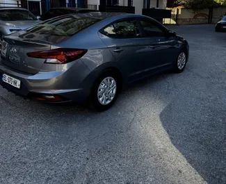 Interior de Hyundai Elantra para alquilar en Georgia. Un gran coche de 4 plazas con transmisión Automático.