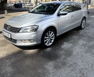 Predný pohľad na prenajaté auto Volkswagen Passat v v Tbilisi, Georgia ✓ Auto č. 15808. ✓ Prevodovka Automatické TM ✓ Hodnotenia 0.