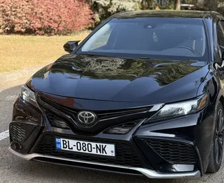 Арендуйте Toyota Camry 2020 в Грузии. Топливо: Бензин. Мощность: 175 л.с. ➤ Стоимость от 160 GEL в сутки.