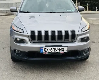 Jeep Cherokee 2017 automašīnas noma Gruzijā, iezīmes ✓ Benzīns degviela un 184 zirgspēki ➤ Sākot no 135 GEL dienā.