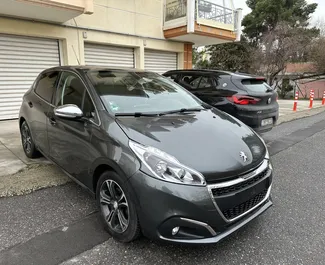 Predný pohľad na prenajaté auto Peugeot 208 v v Solúne, Grécko ✓ Auto č. 15751. ✓ Prevodovka Manuálne TM ✓ Hodnotenia 0.
