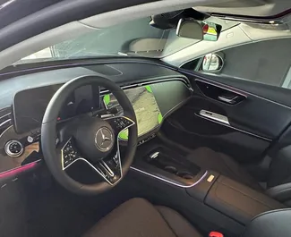 튀니스에서, 튀니지에서 대여하는 Mercedes-Benz E-Class의 전면 뷰 ✓ 차량 번호#15891. ✓ 자동 변속기 ✓ 0 리뷰.