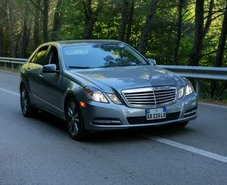 Mercedes-Benz E-Class 2013 autóbérlés Albániában, jellemzők ✓ Dízel üzemanyag és 200 lóerő ➤ Napi 42 EUR-tól kezdődően.