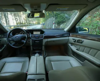 Dízel 3,0L motor a Mercedes-Benz E-Class 2013 modellhez bérlésre Tiranában.