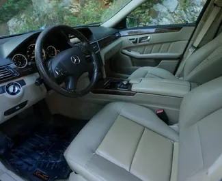 Mercedes-Benz E-Class 2013 bérelhető Tiranában, korlátlan kilométeres határral.