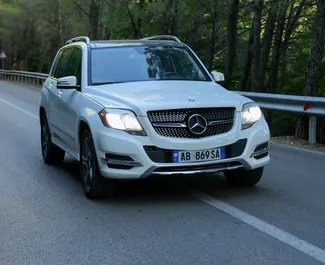 Přední pohled na pronájem Mercedes-Benz GLK v Tiraně, Albánie ✓ Auto č. 13971. ✓ Převodovka Automatické TM ✓ Recenze 0.