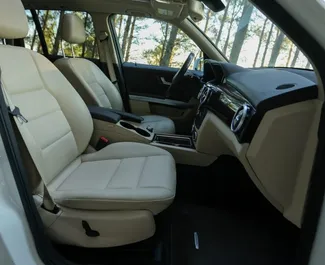Mercedes-Benz GLK 2015 k dispozici k pronájmu v Tiraně, s omezením ujetých kilometrů neomezené.