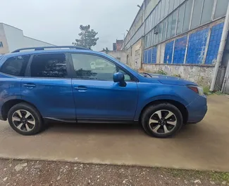 Predný pohľad na prenajaté auto Subaru Forester v na letisku Kutaisi, Georgia ✓ Auto č. 15638. ✓ Prevodovka Automatické TM ✓ Hodnotenia 0.