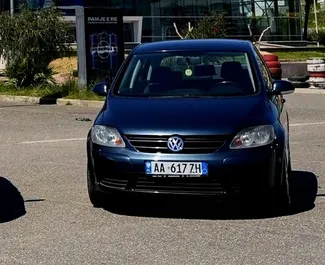 Kiralık bir Volkswagen Golf Plus Tiran'da, Arnavutluk ön görünümü ✓ Araç #15749. ✓ Otomatik TM ✓ 0 yorumlar.