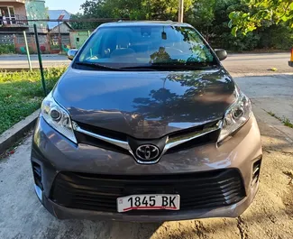 Predný pohľad na prenajaté auto Toyota Sienna v na letisku Kutaisi, Georgia ✓ Auto č. 15641. ✓ Prevodovka Automatické TM ✓ Hodnotenia 0.