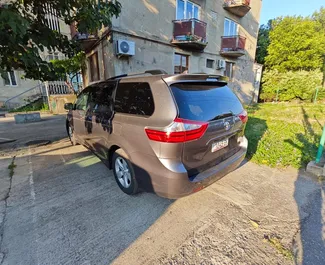 Prenájom Toyota Sienna. Auto typu Komfort, Minivan na prenájom v v Gruzínsku ✓ Vklad 500 GEL ✓ Možnosti poistenia: TPL, CDW, FDW, Cestujúci, Žiadny vklad.