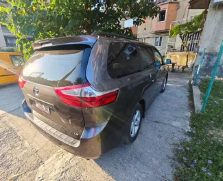 Prenájom auta Toyota Sienna 2018 v v Gruzínsku, s vlastnosťami ✓ palivo Benzín a výkon 296 koní ➤ Od 169 GEL za deň.
