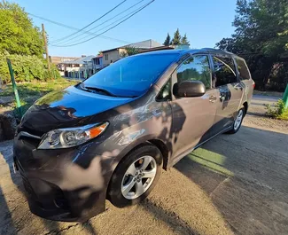 Toyota Sienna 2018 dostupné na prenájom v na letisku Kutaisi, s limitom kilometrov neobmedzené.