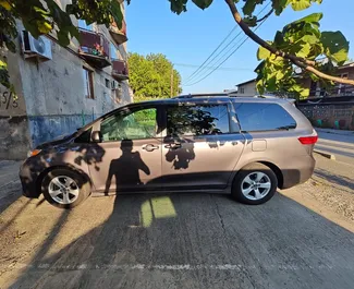 Motor Benzín 3,5L Toyota Sienna 2018 na prenájom v na letisku Kutaisi.