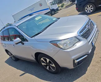 Predný pohľad na prenajaté auto Subaru Forester v na letisku Kutaisi, Georgia ✓ Auto č. 15640. ✓ Prevodovka Automatické TM ✓ Hodnotenia 0.