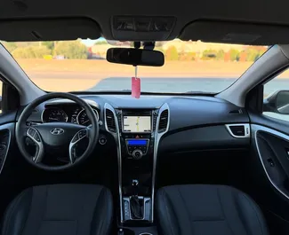 ティラナにてでのレンタル用Hyundai i30 2013のディーゼル 1.6Lエンジン。