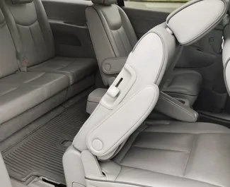 Vue de face d'une location Nissan Quest à Tbilissi, Géorgie ✓ Voiture #15744. ✓ Automatique TM ✓ 0 avis.