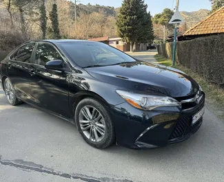 Přední pohled na pronájem Toyota Camry v Tbilisi, Georgia ✓ Auto č. 15317. ✓ Převodovka Automatické TM ✓ Recenze 0.