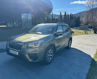 グルジアにてでのSubaru Forester 2019カーレンタル、特徴は✓ガソリン燃料と176馬力 ➤ 1日あたり90 GELからスタート。