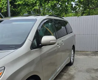 Toyota Sienna – автомобиль категории Комфорт, Минивэн напрокат в Грузии ✓ Депозит 700 GEL ✓ Страхование: ОСАГО, Супер КАСКО, Пассажиры, От угона.