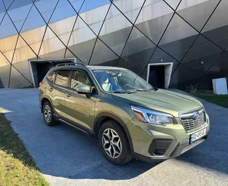 レンタルのSubaru Foresterの正面ビュー、トビリシにて, グルジア ✓ 車両番号#15696。✓ 自動トランスミッション ✓ 0のレビュー。