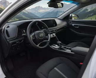 Petrol 2.5L engine of Hyundai Sonata 2021 for rental in Kutaisi.