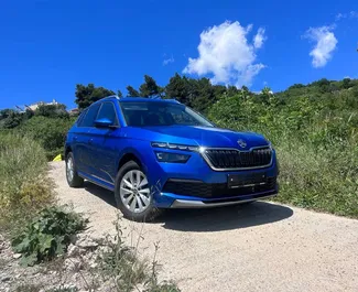 Priekinė automobilio, kurį nuomojate Skoda Kamiq Podgoricos oro uoste, Juodkalnija vaizdas ✓ Automobilis #15692. ✓ Pavarų dėžė Automatinis TM ✓ Atsiliepimai 0.
