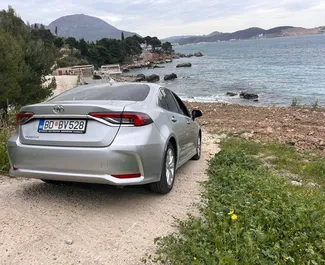 Araç Kiralama Toyota Corolla Sedan #15691 Otomatik Podgorica Havalimanı'nda, 1,5L motor ile donatılmış ➤ Yan tarafından Karadağ'da.
