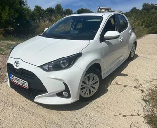 Priekinė automobilio, kurį nuomojate Toyota Yaris Podgoricos oro uoste, Juodkalnija vaizdas ✓ Automobilis #15706. ✓ Pavarų dėžė Automatinis TM ✓ Atsiliepimai 0.