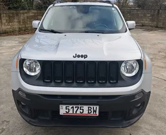 Sprednji pogled najetega avtomobila Jeep Renegade v na letališču Kutaisi, Georgia ✓ Avtomobil #15644. ✓ Menjalnik Samodejno TM ✓ Mnenja 0.