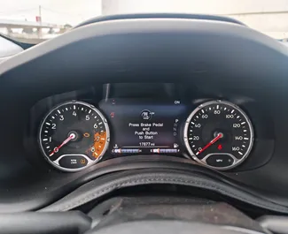 Notranjost Jeep Renegade za najem v v Gruziji. Odličen avtomobil s 5 sedeži in Samodejno menjalnikom.