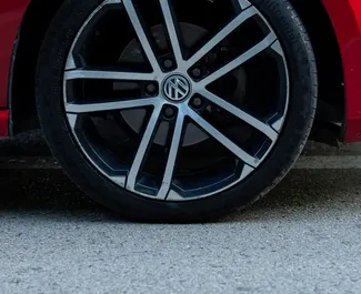 Diesel 2,0L moottori Volkswagen Golf 7 2015 vuokrattavana Tiranassa.