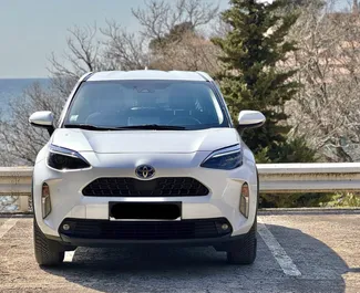 Ενοικίαση αυτοκινήτου Toyota Yaris Cross 2025 στο Μαυροβούνιο, περιλαμβάνει ✓ καύσιμο Υβριδικό και 95 ίππους ➤ Από 40 EUR ανά ημέρα.
