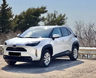 Μπροστινή όψη ενοικιαζόμενου Toyota Yaris Cross στην Μπούντβα, Μαυροβούνιο ✓ Αριθμός αυτοκινήτου #15942. ✓ Κιβώτιο ταχυτήτων Αυτόματο TM ✓ 0 κριτικές.