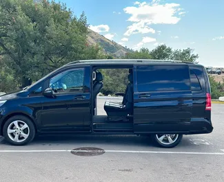 Mercedes-Benz V-Class 2019 tilgjengelig for leie i Rafailovici, med ubegrenset kilometergrense.