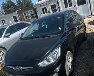 1.6L 엔진이 장착된 in Durres의 Hyundai Accent Blue #16116 자동 차량 대여 ➤ Deni 알바니아에서에서 제공.
