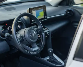 Toyota Yaris Cross 2025 galimas nuomai Becicici, su neribotas kilometrų apribojimu.