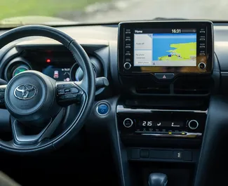 Toyota Yaris Cross salono nuoma Juodkalnijoje. Puikus 5 sėdimų vietų automobilis su Automatinis pavarų dėže.