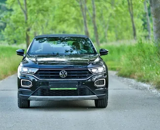 Priekinė automobilio, kurį nuomojate Volkswagen T-Roc Cabrio Becicici, Juodkalnija vaizdas ✓ Automobilis #15935. ✓ Pavarų dėžė Automatinis TM ✓ Atsiliepimai 0.